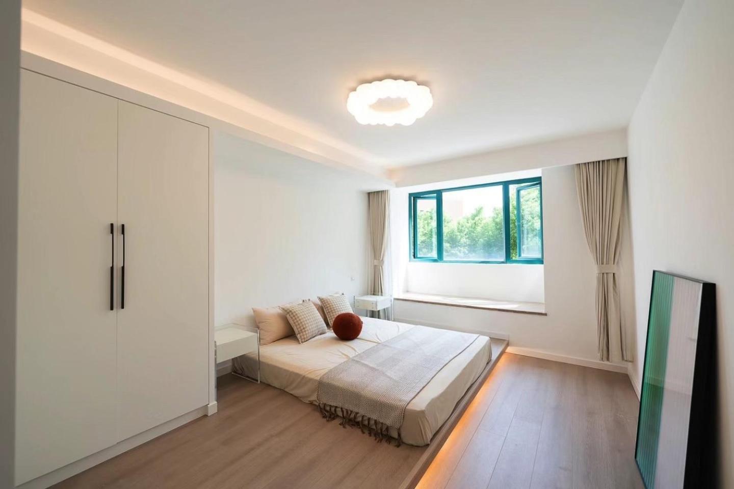 Eastern Hub - Zhongshan Park Branch Kaixin Haoyuan Subway 100 Meters Away Bustling Commercial Area