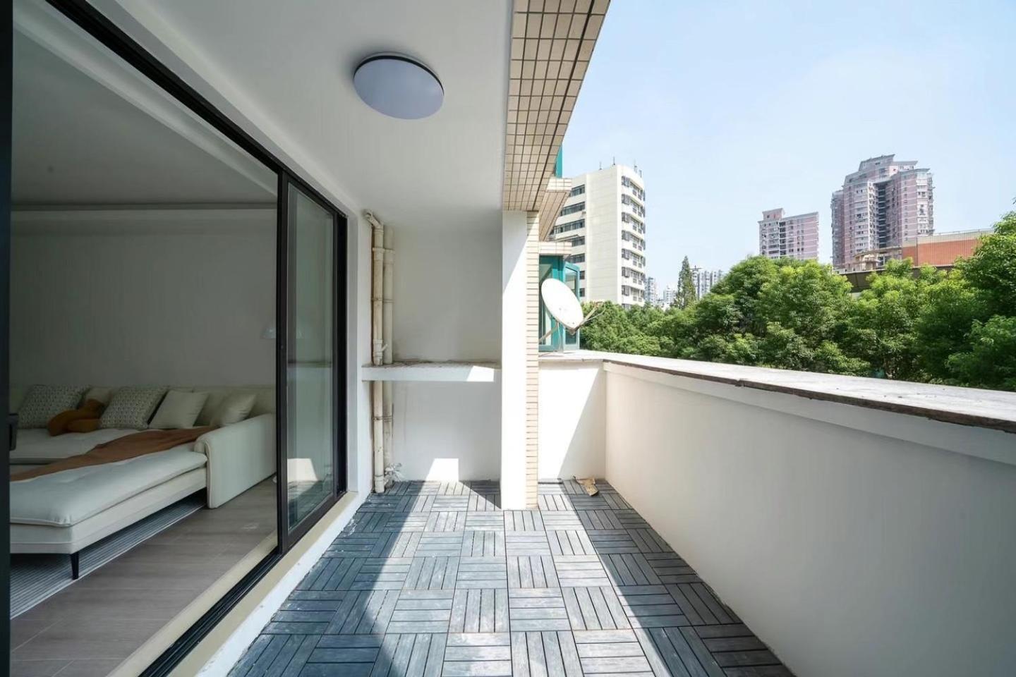 Eastern Hub - Zhongshan Park Branch Kaixin Haoyuan Subway 100 Meters Away Bustling Commercial Area *